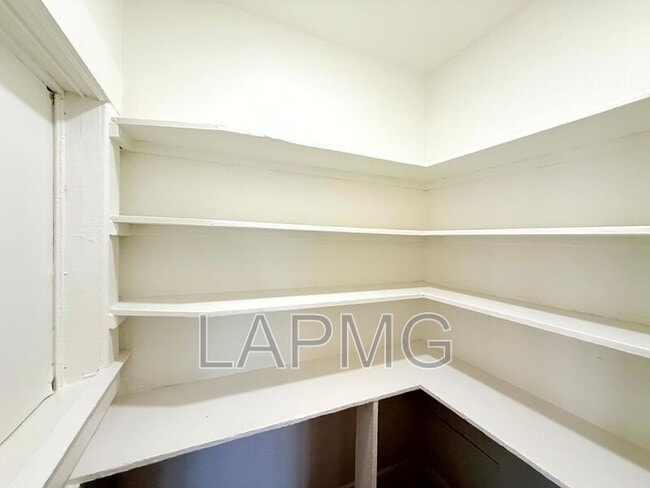 Building Photo - 1910.5 Daly St