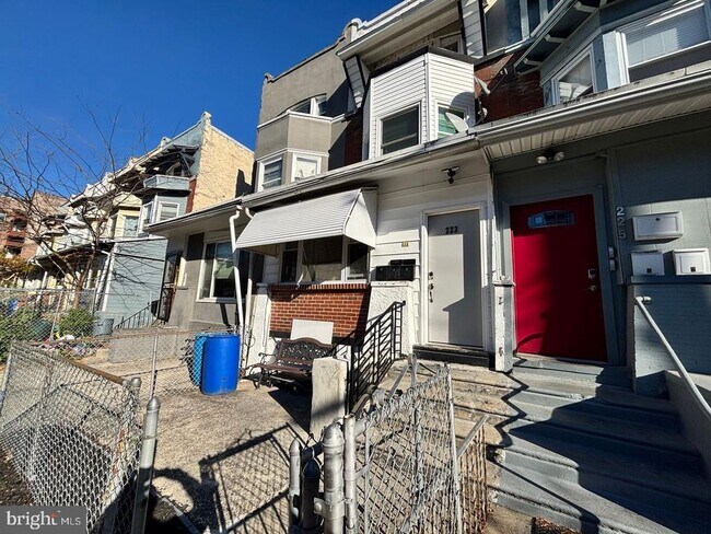 Building Photo - 223 S 49th St