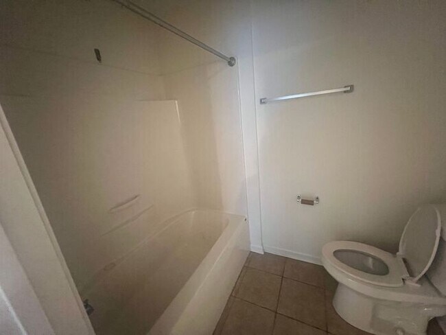 Building Photo - Central Wilmington, ground floor end unit, large 2 BR with porch(The Gardens)