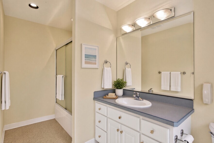 Upstairs suite bath - 1645 SE Oak Shore Ln