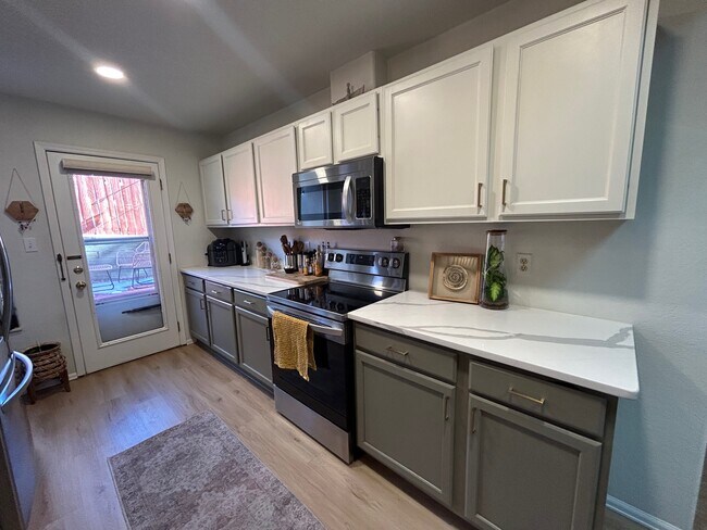 Building Photo - 1347 E Parkway Dr