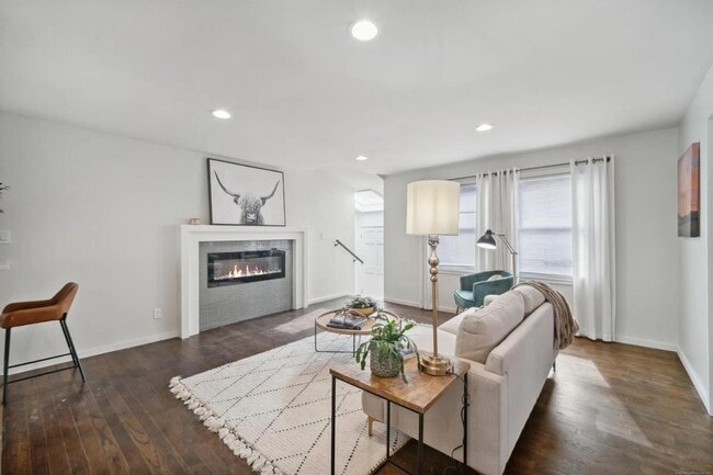 Primary Photo - 1417 E 38th Pl