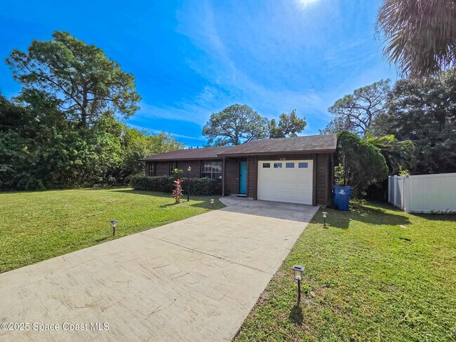 Building Photo - 410 Albenga Rd NW