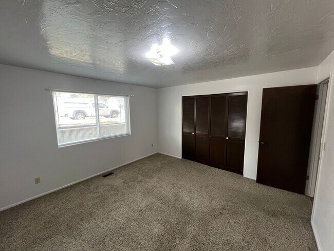 Building Photo - Union Park Apartment- Pics Coming Soon!