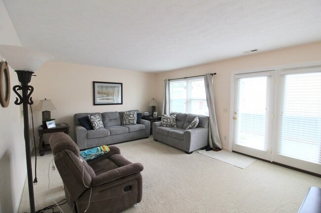 Building Photo - Charming 3-Bedroom Townhome for Rent with ...