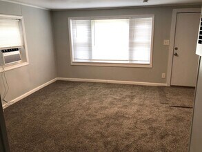 Building Photo - 2 Bed, 1 Bath House - Pet Friendly!!