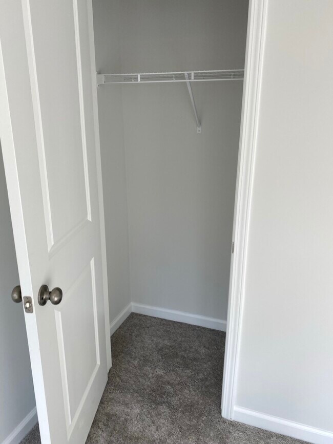 Building Photo - 588 Glen Clova Dr