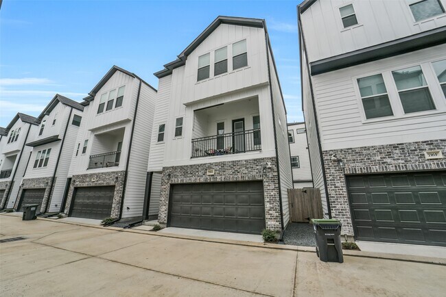 Building Photo - 718 W Donovan St