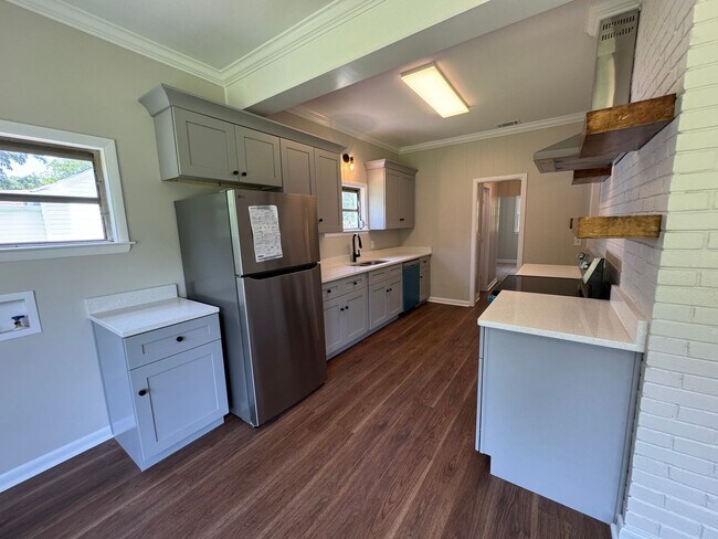 Building Photo - Renovated 3/2.5 House with bonus room in South Rome- $1,795