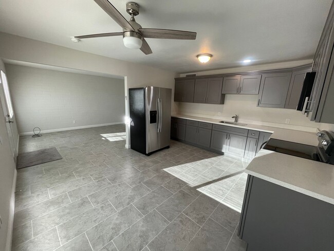 Building Photo - Recently remodeled condo close to downtown...