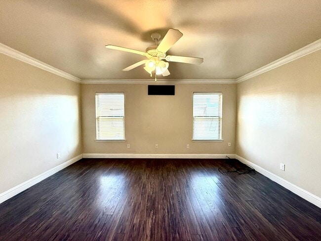 Building Photo - 806 E 98th St