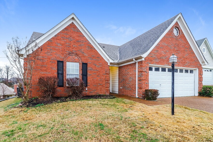 Building Photo - 2204 Stone Stream Dr