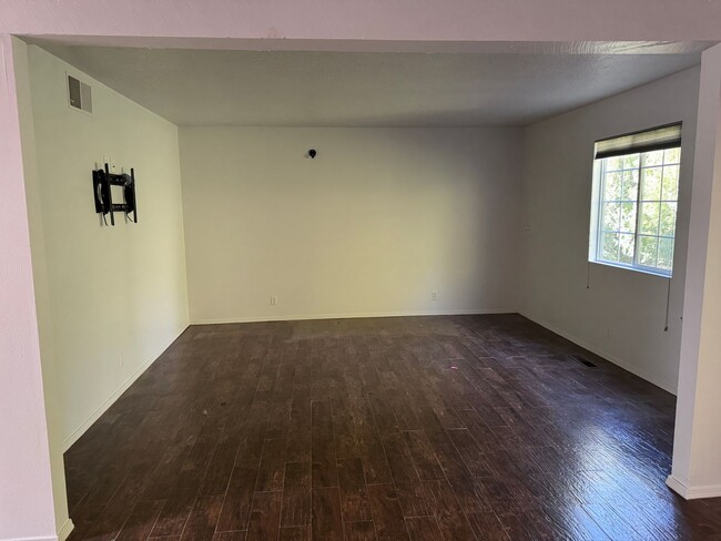 Building Photo - 3 Bedroom, 2 Bathroom Home in Near Lomas &...