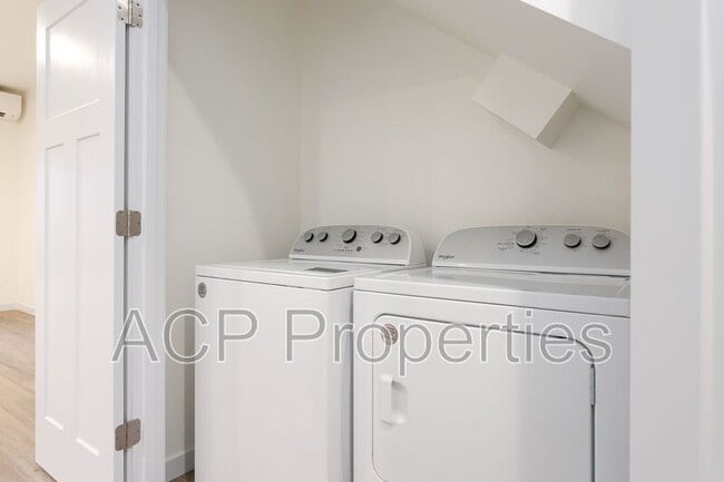 Building Photo - 2284 Brome St