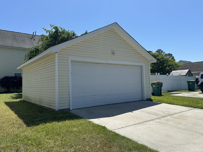 Building Photo - Bluffton Park Home Across from the Park wi...