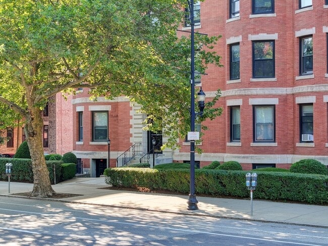 Building Photo - 1064 Beacon St