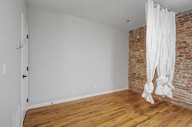 Building Photo - Adorable Studio in 1909 Building! Heart of Capitol Hill