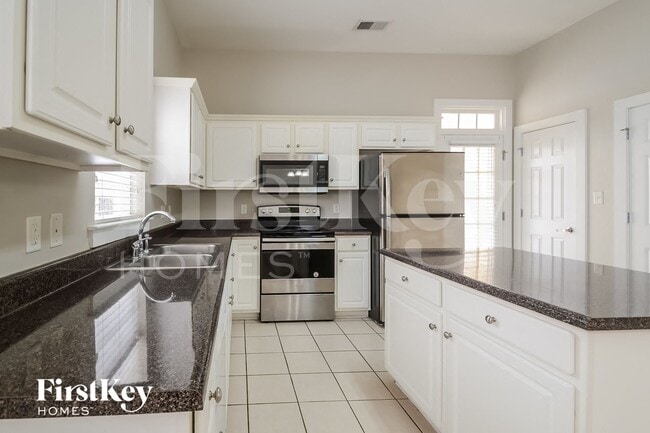 Building Photo - 4587 Clubview Dr