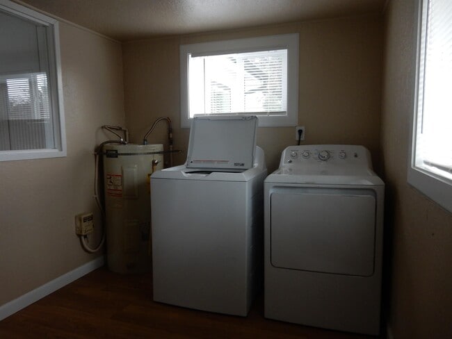 Building Photo - 1458 E Cleveland St