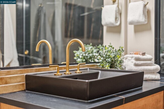 Building Photo - 1756 Cole Ave