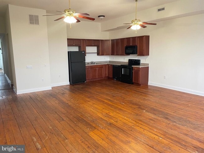 Building Photo - 70 Clinton St