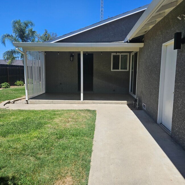 Building Photo - Beautifully Updated Family Home Near Memorial Hospital