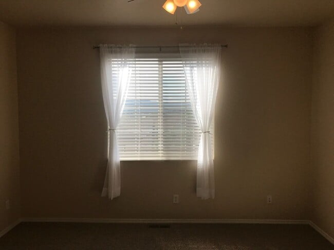 Building Photo - CHARMING 2BD TOWNHOME IN THE VISTAS AT NOR...