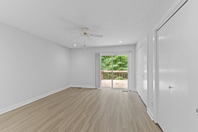 Building Photo - AVAILABLE NOW - Updated 2 Bedroom Duplex w...
