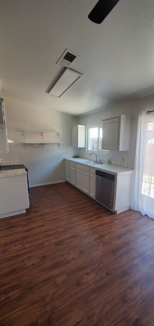 Building Photo - Turlock 2 Bedroom 2 Bath with Garage Triplex