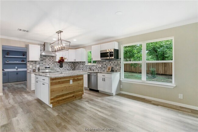 Building Photo - 904 Westview Cir