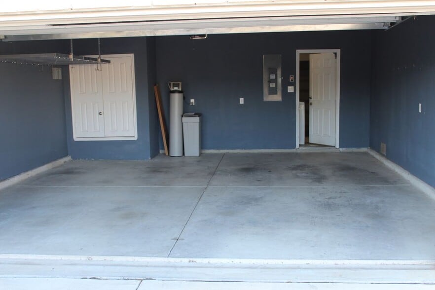 Building Photo - 330 Anchor