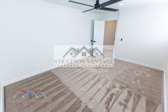 Building Photo - 484 E Cheyenne Rd