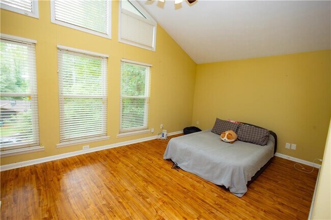 Building Photo - 3233 River Oak Pl