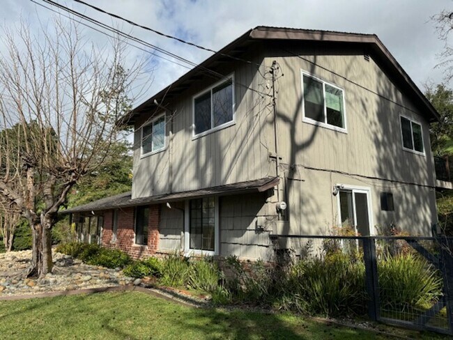 Building Photo - Wonderful 2 story home in Orinda