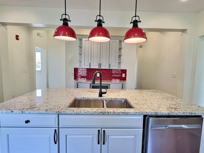 Building Photo - **August 2028** HUGE 8 Bed 6 Bath !! Fully Remodeled!!