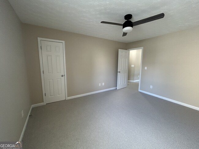 Building Photo - 2405 Village Green Dr