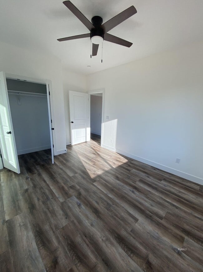 Building Photo - 742 W Vance Dr