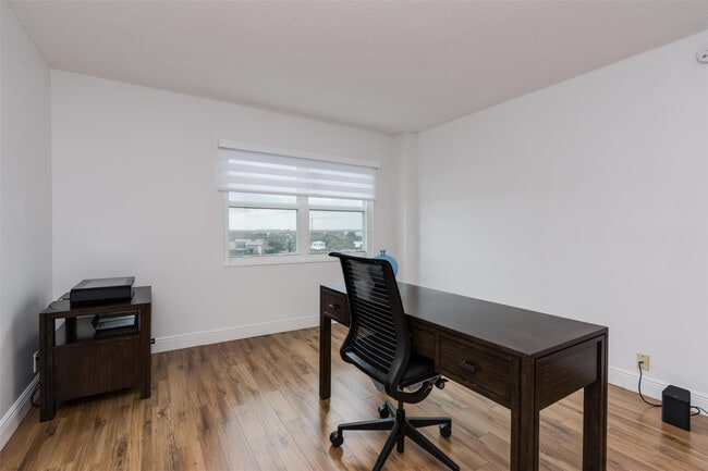 Building Photo - 2500 NE 48th Ln