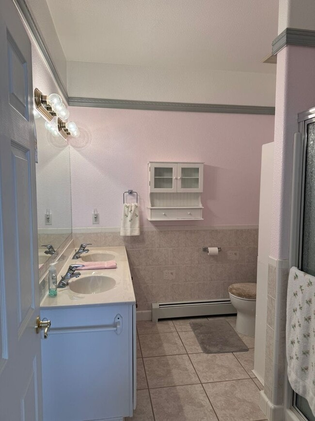 Building Photo - Fully Furnished 3Bed, 2Bath, 2Car Garage i...