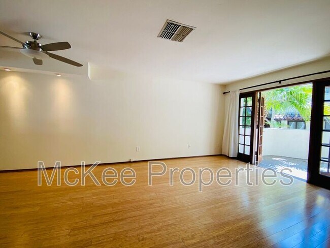 Building Photo - 8668 Villa La Jolla Dr