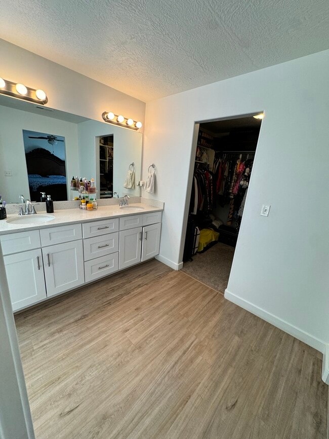 Building Photo - Your Next Home Awaits!