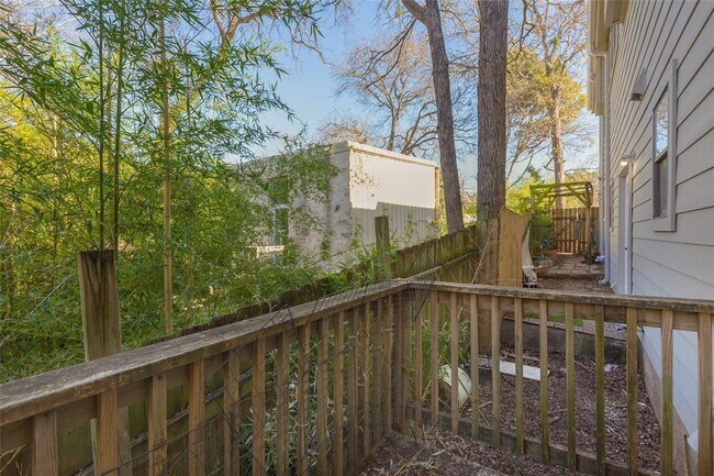 Building Photo - 706 W Lynn St