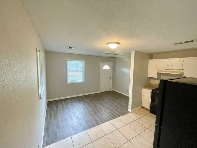 Building Photo - 2 Bed / 1 Bath Apartment
