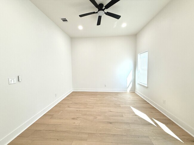 Building Photo - 919 S.Franklin Dr