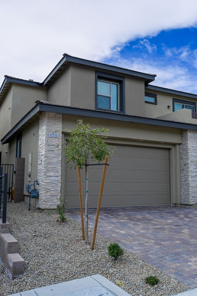 Building Photo - Beautiful 3 bed Townhome in Summerlin