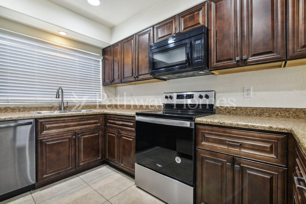 Building Photo - 207 W Latona Rd