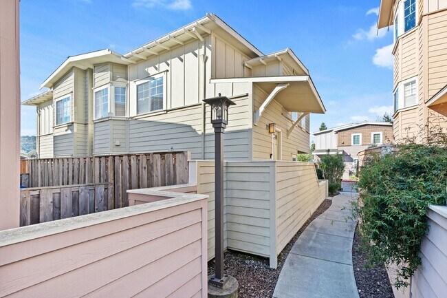 Building Photo - 225 Valley Oak Dr