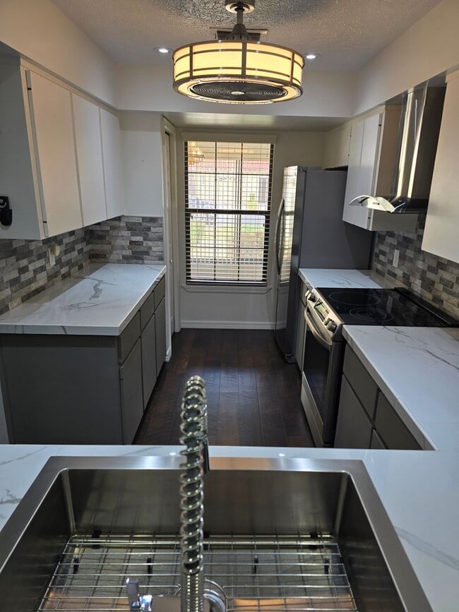 Building Photo - Gorgeous 2/2/1 in Regency Park, Inverness!!!