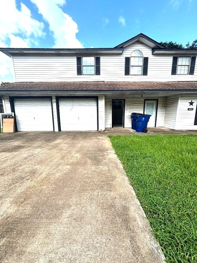 Primary Photo - 404 Bowie St