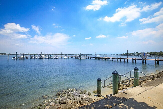 Building Photo - 825 Center St